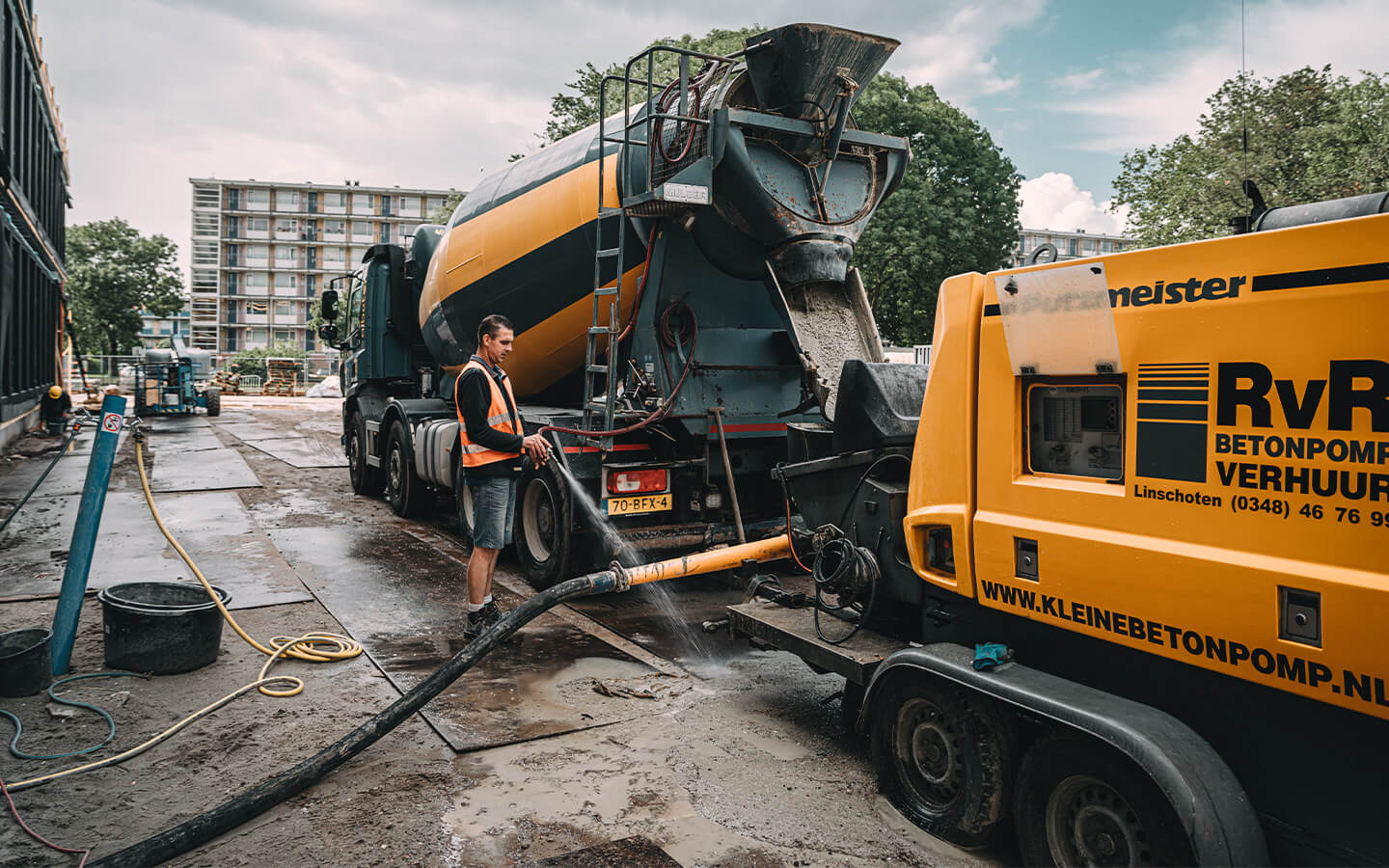 RvR Betonpomp verhuur Materieel Middelgrote Betonpomp in de praktijk